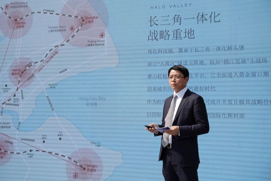 科技城公司副總裁蔣掌科介紹錢灣智谷項目情況.JPG
